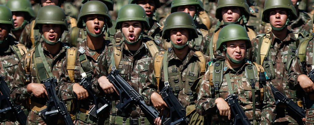 Fotografia colorida em close de fileiras de soldados fardados e armados