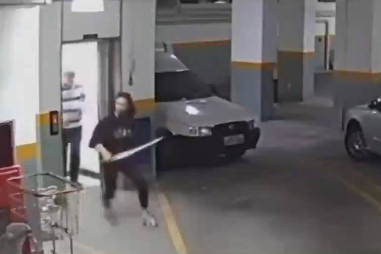A foto é de imagem de câmera interna que mostra o fisioterapeuta Alisson D'jean chegando de elevador à garagem de seu prédio, onde invasores tentavam furtar bicicletas.