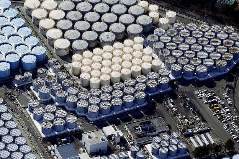 Imagem aérea mostra dezenas de tanques de armazenamento; no canto direito da foto, carros num estacionamento parecem pequenos perto dos tanques
