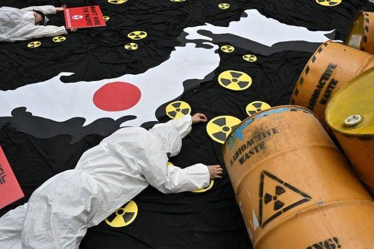 Manifestante paramentado encena morte perto de tanques com materiais nucleares

