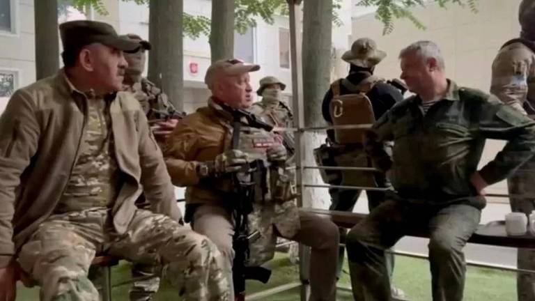 Homens vestidos com fardas militares conversam