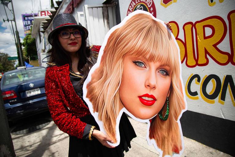 Taylor Swift lota estádio em show no México e fãs tentam ouvir do lado de fora do local