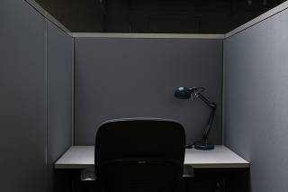 An empty cubicle during COVID-19 lockdowns in Brooklyn, on May 15, 2020. (Gabriela Bhaskar/The New York Times)