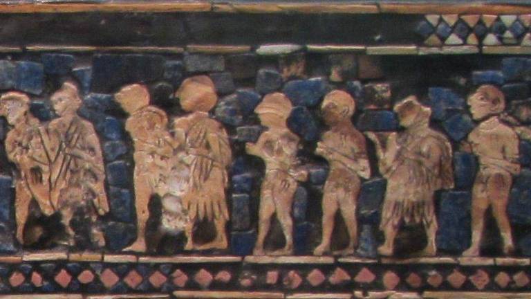 Um detalhe do Estandarte de Ur, do terceiro milênio a.C., Suméria, mostra prisioneiros de guerra entre soldados