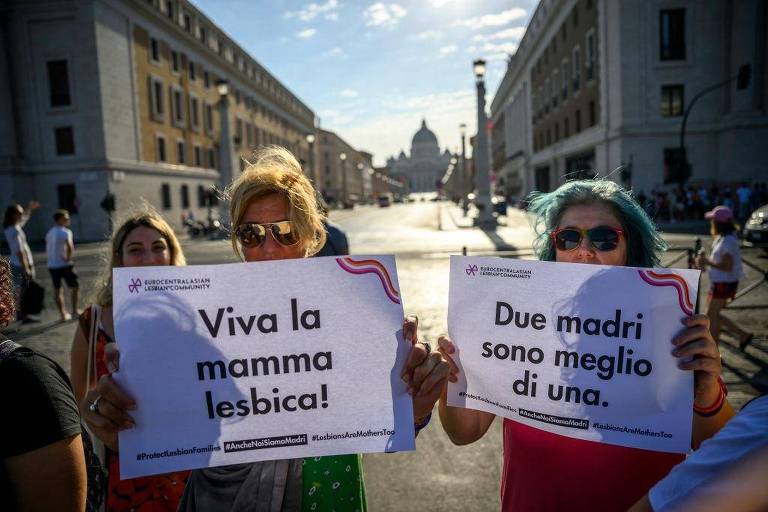 Mães lésbicas em protesto em frente ao Vaticano
