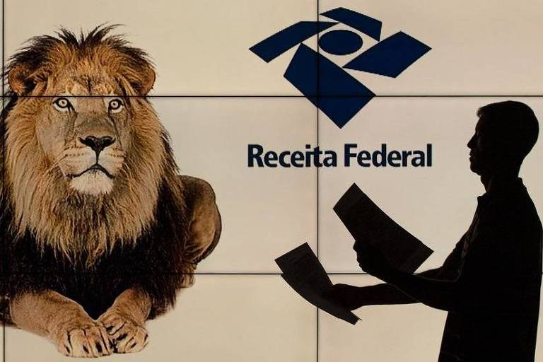Imagem mostra homem segurando folhas de papel com a imagem de um leão, alusiva ao Imposto de Renda, ao seu lado e com o logotipo da Receita Federal atrás
