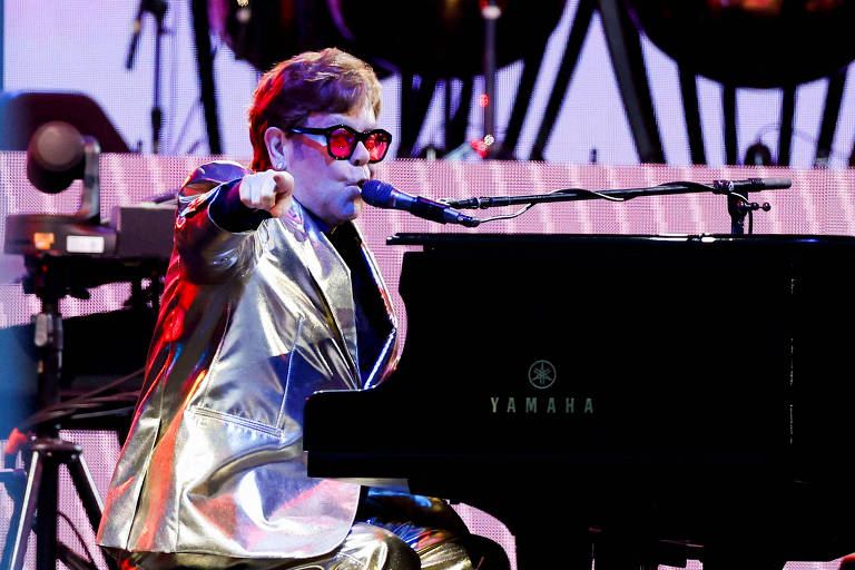 Elton John sofre acidente doméstico e passa a noite no hospital no sul da França