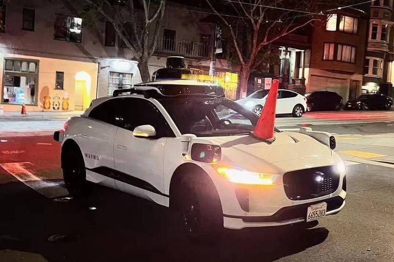 Táxi autônomo tem cone de trânsito colocado em seu capô como ato de protesto em San Francisco, nos Estados Unidos