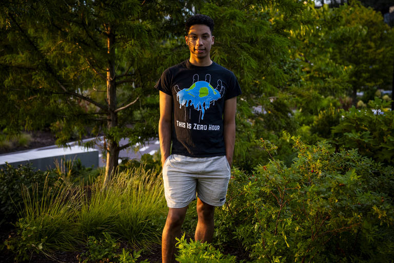 Retrato de jovem negro com uma floresta ao fundo