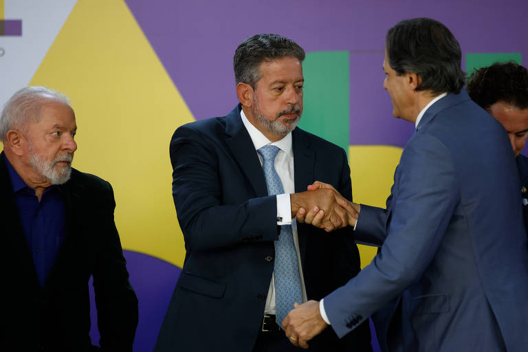 O presidente Lula (esq.) em evento com Fernando Haddad (dir.) e Arthur Lira