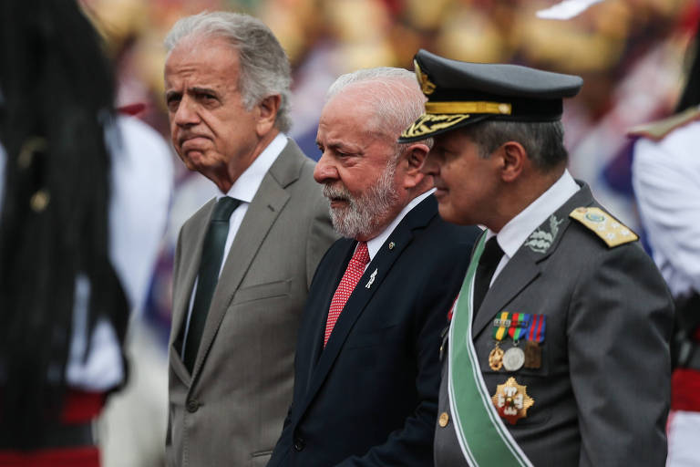 O presidente Luiz Inácio Lula da Silva participa da comemoração do Dia do Exército com o ministro da Defesa, José Múcio Monteiro (à esq.) e o comandante do Exército, Tomas Paiva (à dir.), em Brasília