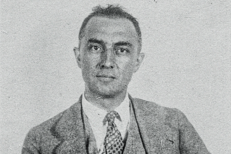 foto antiga de homem de terno e gravata de bolinhas
