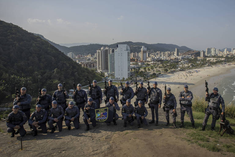 Policiais militares posam para foto com armas em mirante do Guarujá