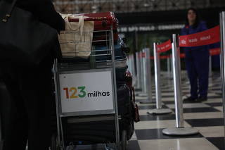 Banner da 123milhas em carrinho de bagagem no aeroporto de Congonhas (SP)