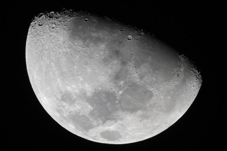 parte da lua aparece na imagem