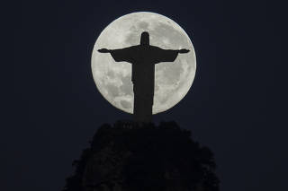 CRISTO REDENTOR E A LUA