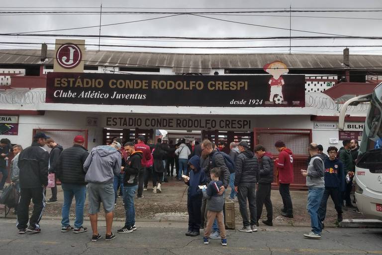 Movimentação de torcedores na área externa do portão de entrada do estádio da rua Javari (Conde Rodolfo Crespi), em São Paulo, antes de Juventus x Oeste pela Copa Paulista
