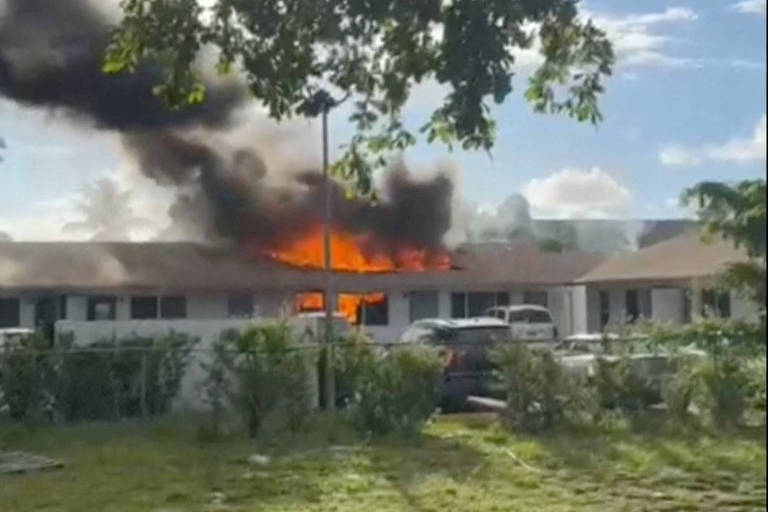 Casa em chamas após a queda de um helicóptero em Pompano Beach, na Flórida (EUA)