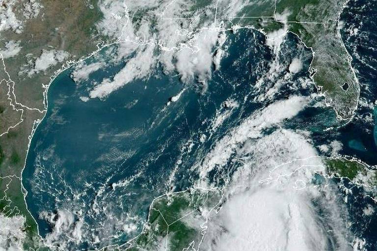 Tempestade Idalia passa por Cuba, vira furacão e avança em direção à Flórida