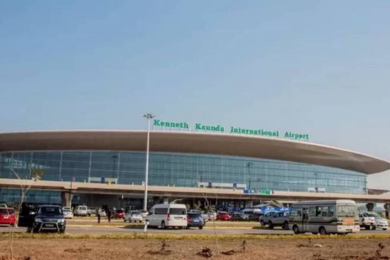 Fachada do aeroporto Kenneth Kaunda, na Zâmbia