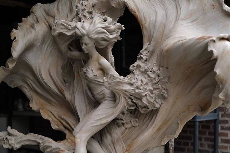 Escultura da chinesa Luo Li Rong. Nascida na província de Hunan e expatriada na Bélgica desde 2017, ela se notabilizou por obras em bronze que retratam figuras femininas e trazem um espetacular senso de movimento