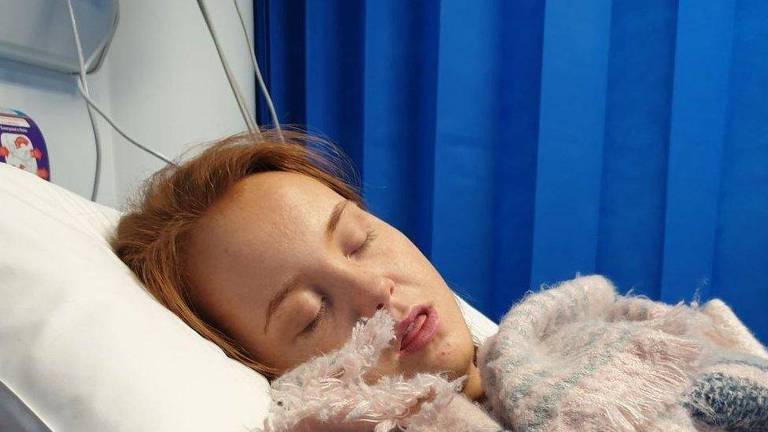 Megan dormindo em uma cama de hospital