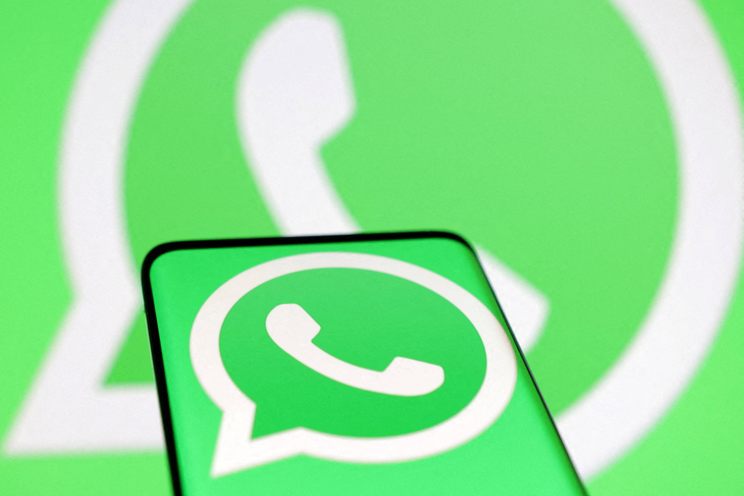 WhatsApp leads the competition for messaging apps, and rivals run away
