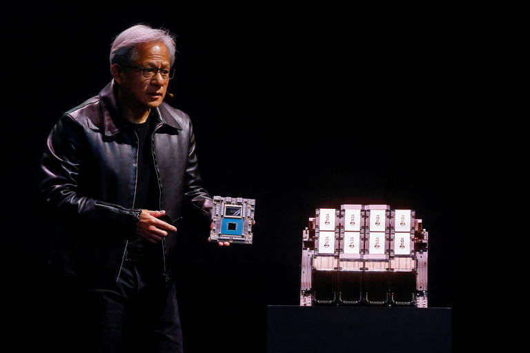 Presidente-executivo da Nvidia, Jensen Huang, mostra superchip Grace Hopper em fórum Computex, em Taipei, Taiwan