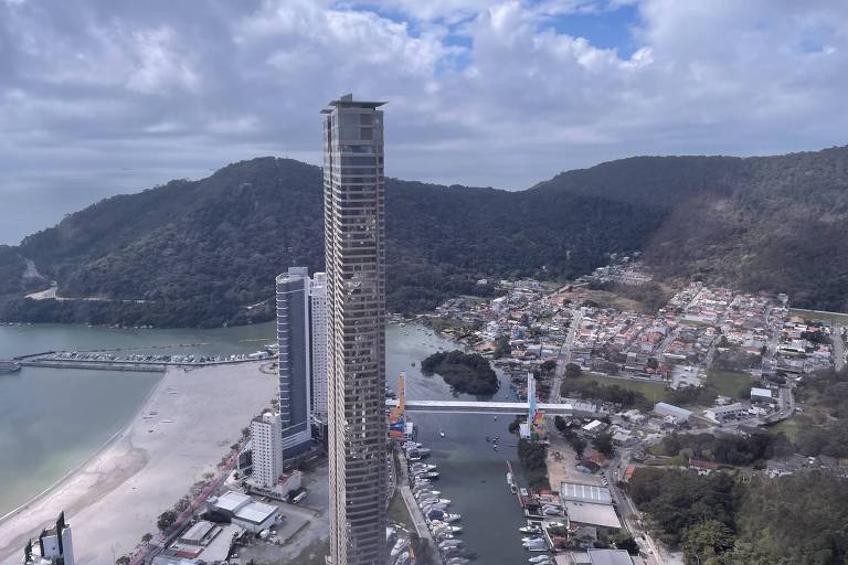 Imagem mostra o Yatchhouse Residence Club, em Balneário Camboriú, que tem duas torres de 81 andares e 281 m de altura; atacante Neymar comprou um quadriplex no local