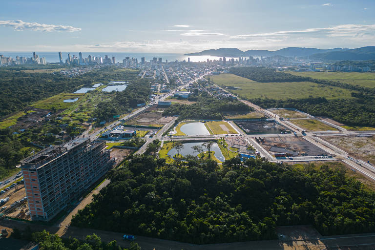 Imagem mostra obras do Vivapark, bairro parque em Porto Belo (SC), com a orla da cidade e de Itapema (à esq.), ao fundo