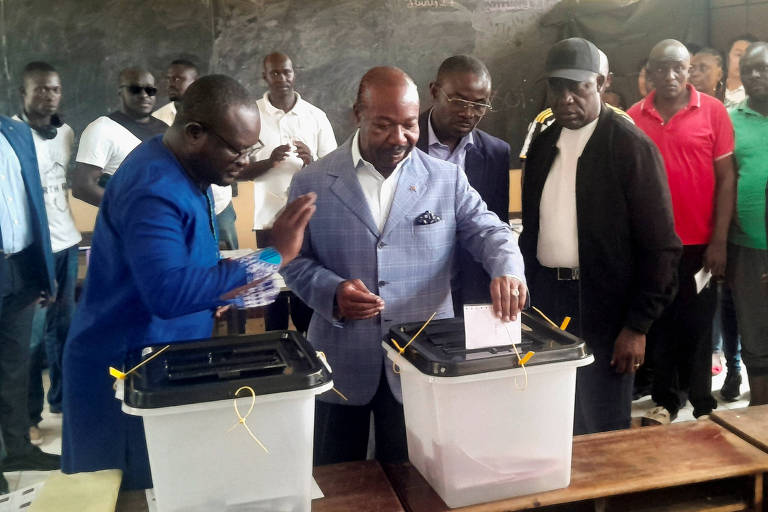 Homem deposita voto em urna