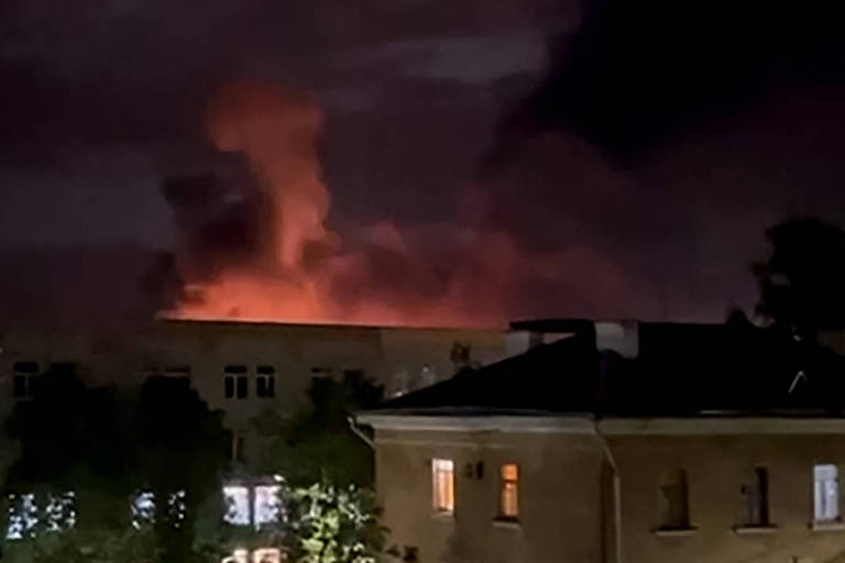 Trecho de vídeo do governador de Pskov postado no Telegram mostrando incêndio na base aérea