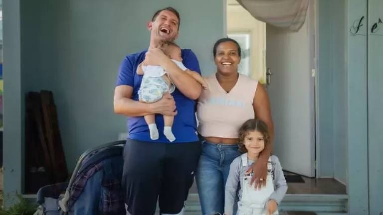 Daniela e Rafael dividem casa de 18 m² com seus dois filhos pequenos