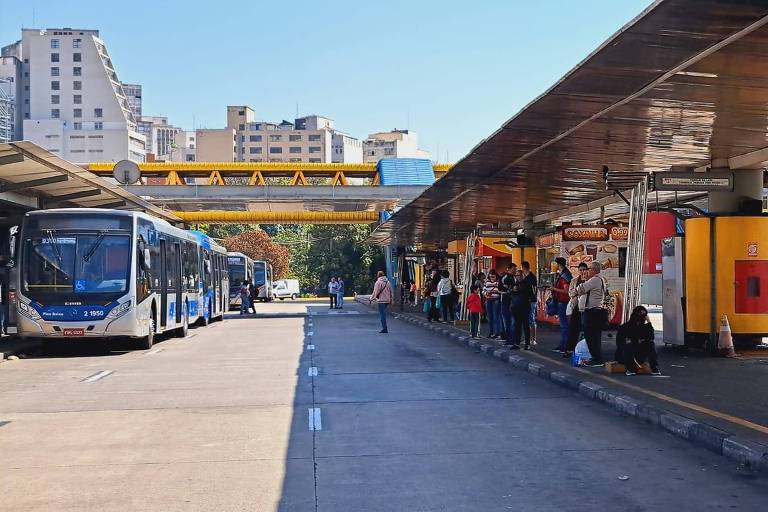 Ônibus bloqueiam entrada e saída de coletivos no terminal Parque Dom Pedro 2º, no centro de São Paulo, na manhã desta quarta (30), em protesto de motoristas e cobradores