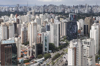 Empresa VOOM faz voo de helicoptero saindo de heliponto do hotel Blue Tree da av Faria Lima ate proximo do aeroporto de Guarulhos por 297,00 reais em cerca de 12 minutos. Vista aera da regiao do       durante trajeto
