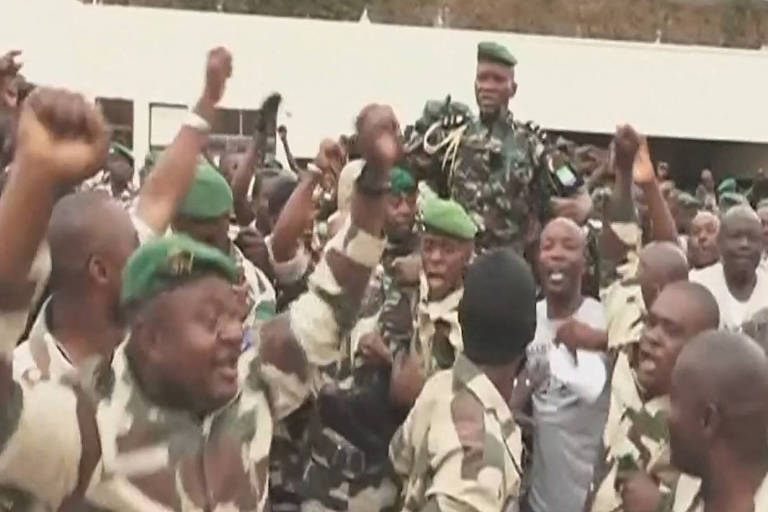 Captura de vídeo do canal Gabon 24 mostra soldados do país carregando o general Brice Oligui Nguema, chefe da Guarda Presidencial, que depôs o líder Ali Bongo