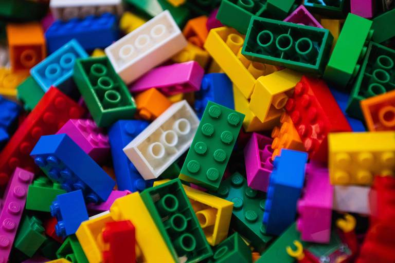 Amontoado de peças de Lego coloridas.