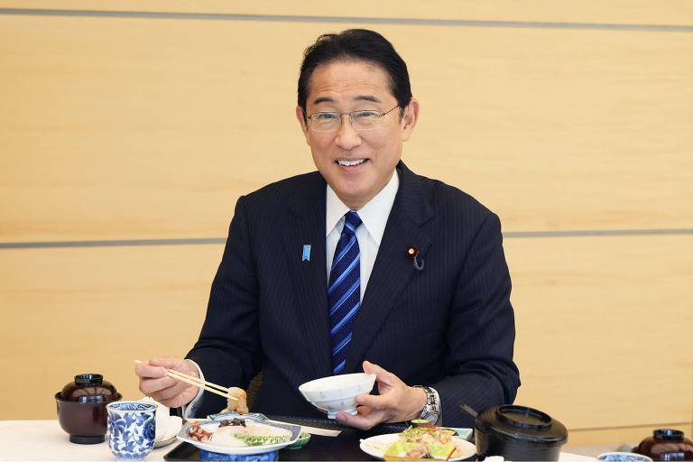 Premiê do Japão come peixe de Fukushima para mostrar segurança após polêmica