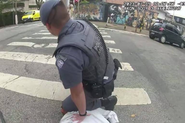 Policial militar posiciona o joelho sobre a cabeça de homem preso por furto de chocolates