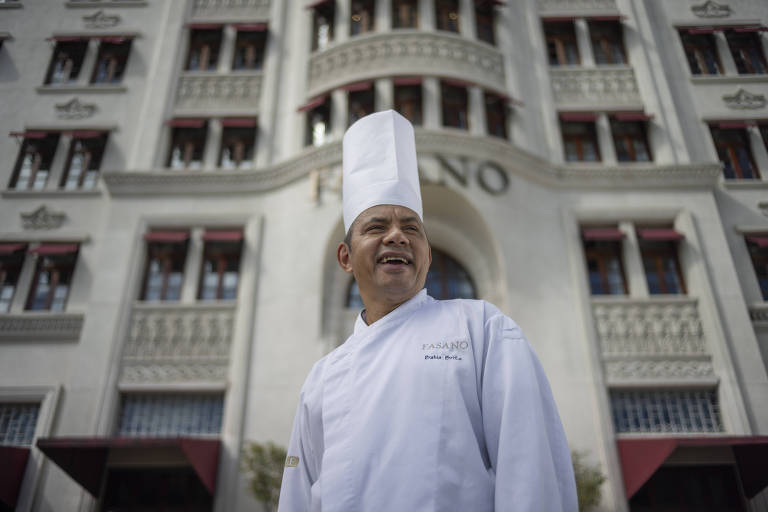 Rosivaldo Neves de Brito, 54, o Bahia, chef do restaurante Fasano Salvador, posa para foto com a fachada do hotel ao fundo