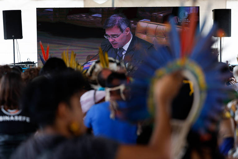 André Mendonça aparece em telão visto por multidão de indígenas