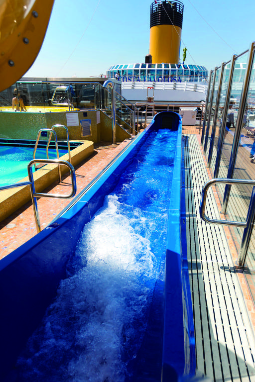 Área da piscina do Navio Costa Favolosa