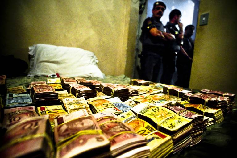 Policiais Militares do Rota encontraram numa casa em Guaianases, na zona leste de São Paulo, R$ 570 mil, 4 quilos de cocaína e 4 tabletes de maconha, que estavam em posse de um integrante do PCC