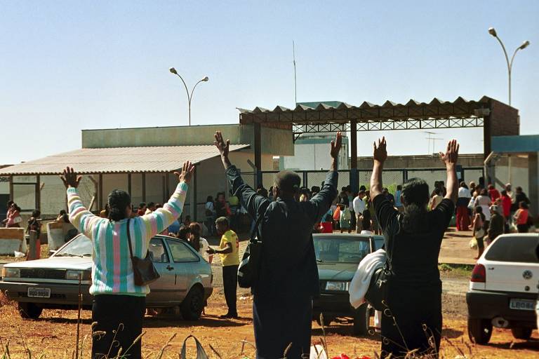 Familiares de detentos oram diante da penitenciária de Ribeirão Preto (SP), onde ocorreu uma das rebeliões comandadas pelo PCC em 2006