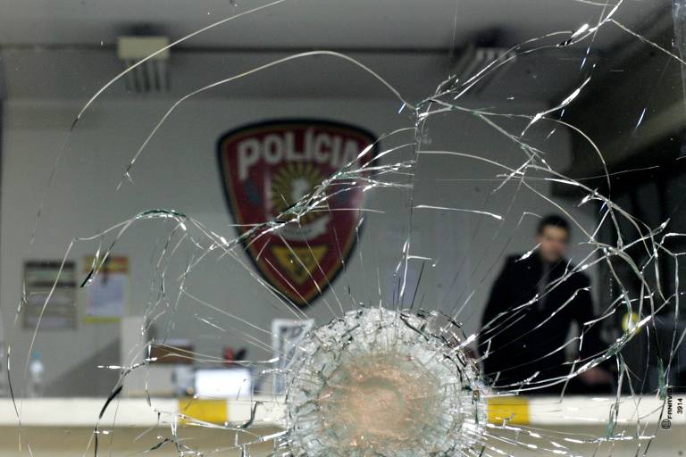 Vidraça do 74º Distrito Policial, em Parada de Taipas, São Paulo (SP), foi atingida por disparos durante o ataque do PCC em 2006. Ninguém se feriu nesse local, mas houve outros ataques com vítimas pelo estado