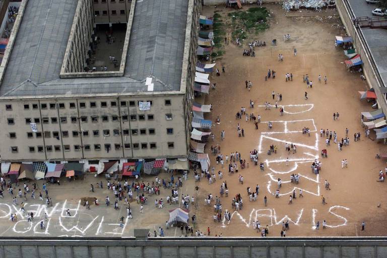 Vista aérea da rebelião na Casa de Detenção do Carandiru, em São Paulo (SP), onde presos mantiveram visitantes como reféns em protesto contra a transferência de líderes do PCC (Primeiro Comando da Capital) para outro presídio, em 2001