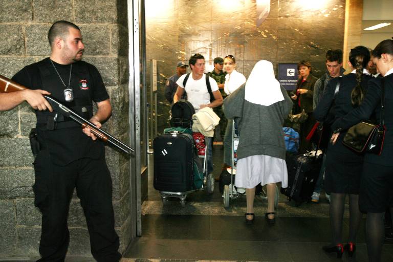 Policial civil no aeroporto de Congonhas, em São Paulo (SP), durante ameaça de bomba no local, que causou apreensão entre passageiros no primeiro dia da grande rebelião de 2006. Nada foi encontrado
