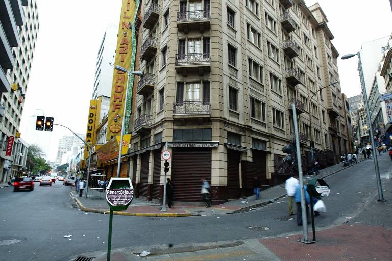 Rua 25 de Março, na região central de São Paulo, ficou vazia após o comércio fechar as portas com medo de ataques do PCC em 2006. Escolas e faculdades também não funcionaram