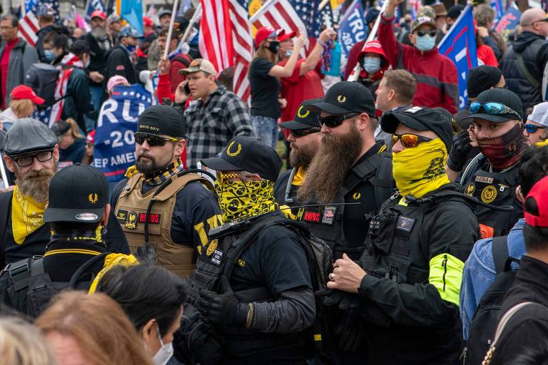 Integrantes do grupo extremista Proud Boys em manifestação na capital dos Estados Unidos em dezembro de 2020
