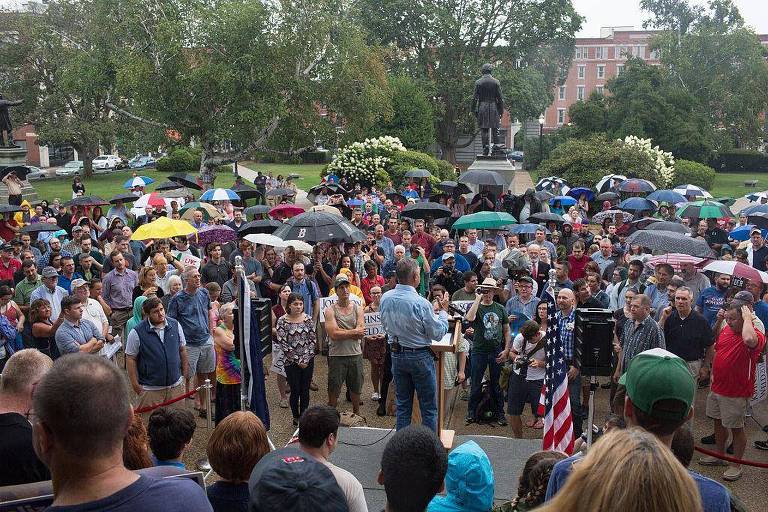 Pessoas aglomeradas em comício do Partido Libertário na cidade de New Hampshire em agosto passado